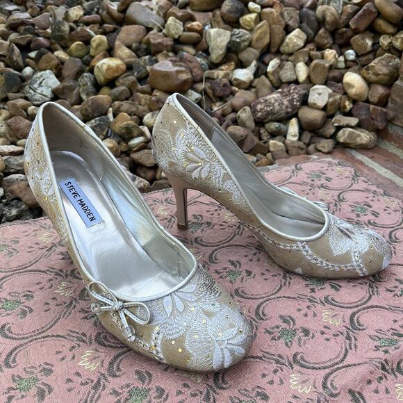 Steve Madden Size 8.5M Wedding Shoes Heels Rhinestone Fabric Tan Embroidery Bow - Picture 1 of 11